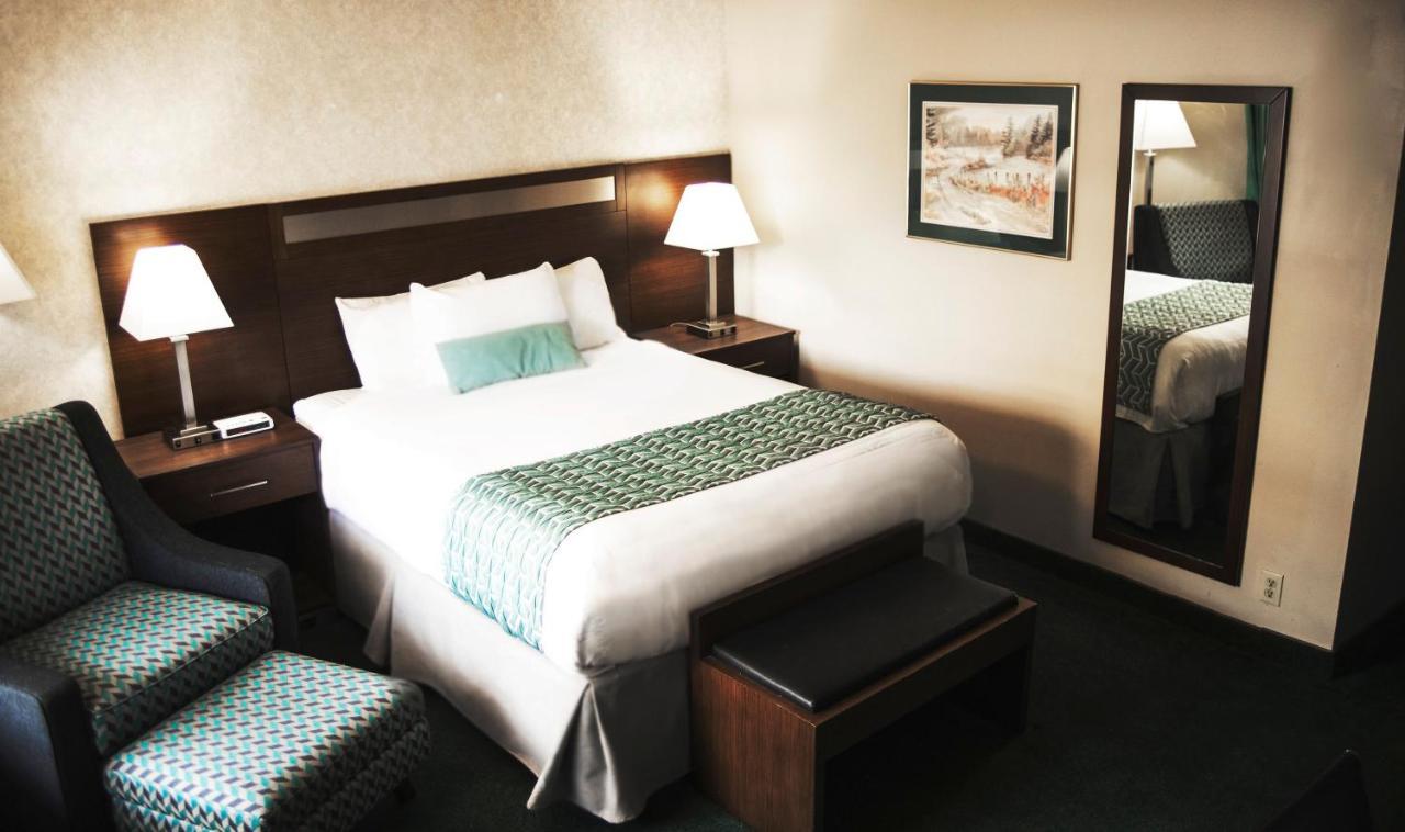 Ramada By Wyndham Hotel Кунел Екстериор снимка