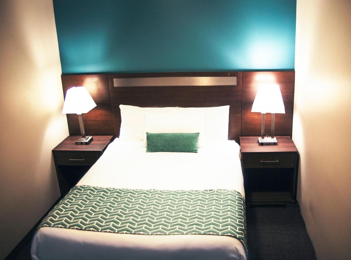 Ramada By Wyndham Hotel Кунел Екстериор снимка