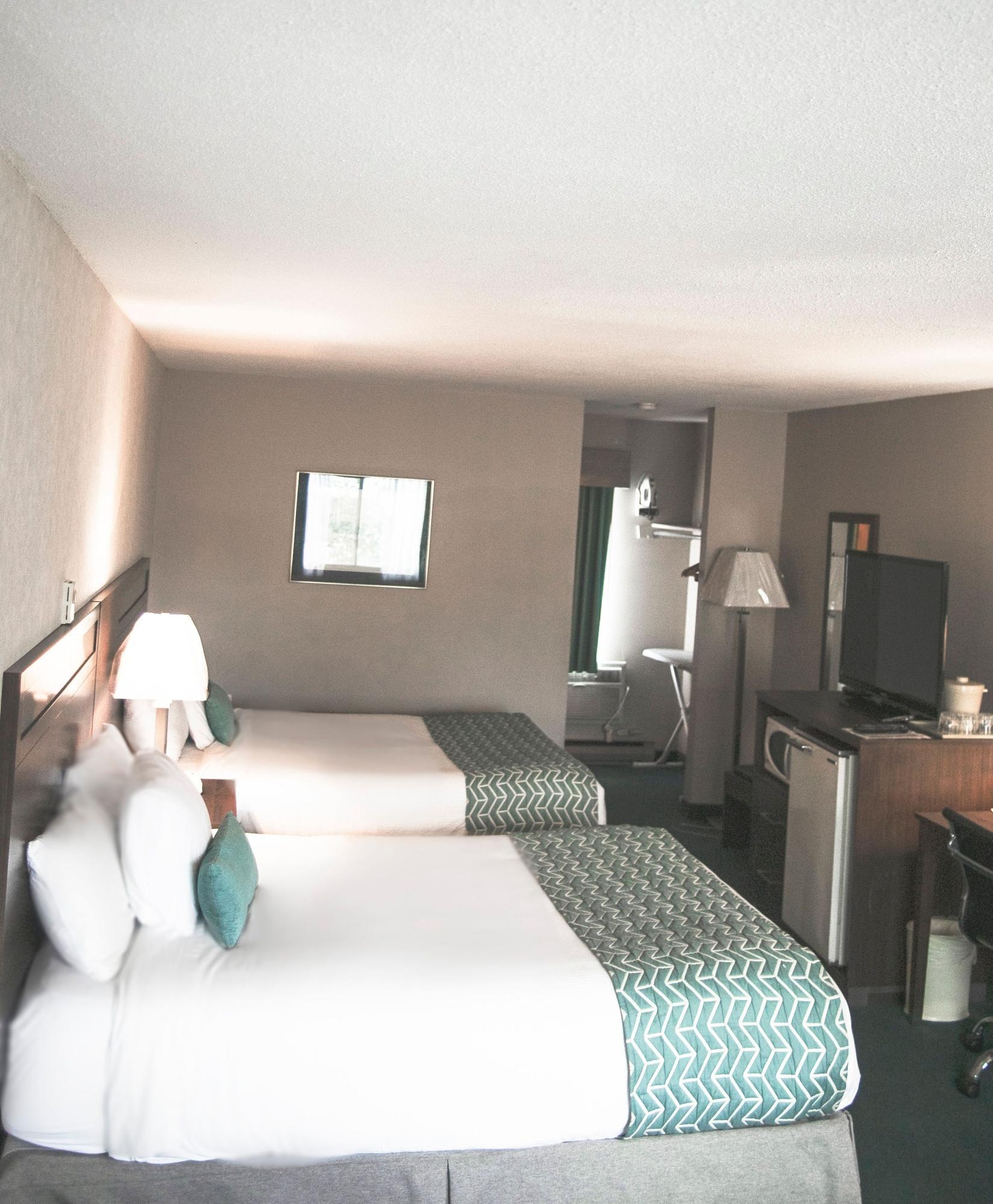 Ramada By Wyndham Hotel Кунел Екстериор снимка