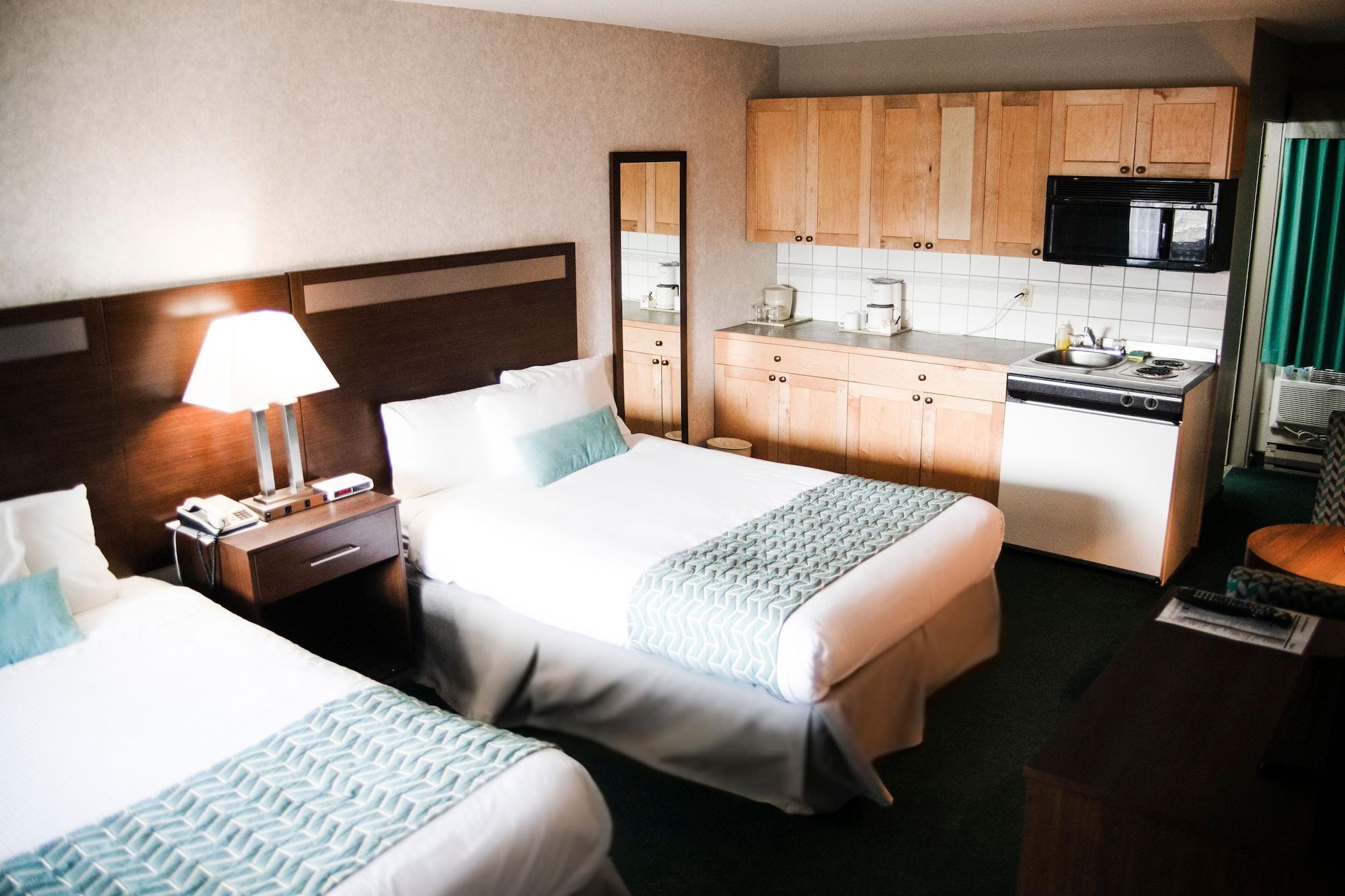 Ramada By Wyndham Hotel Кунел Екстериор снимка