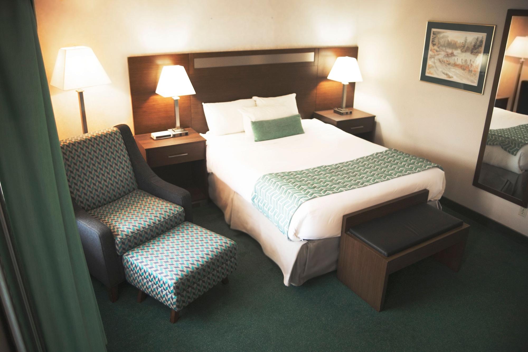 Ramada By Wyndham Hotel Кунел Екстериор снимка