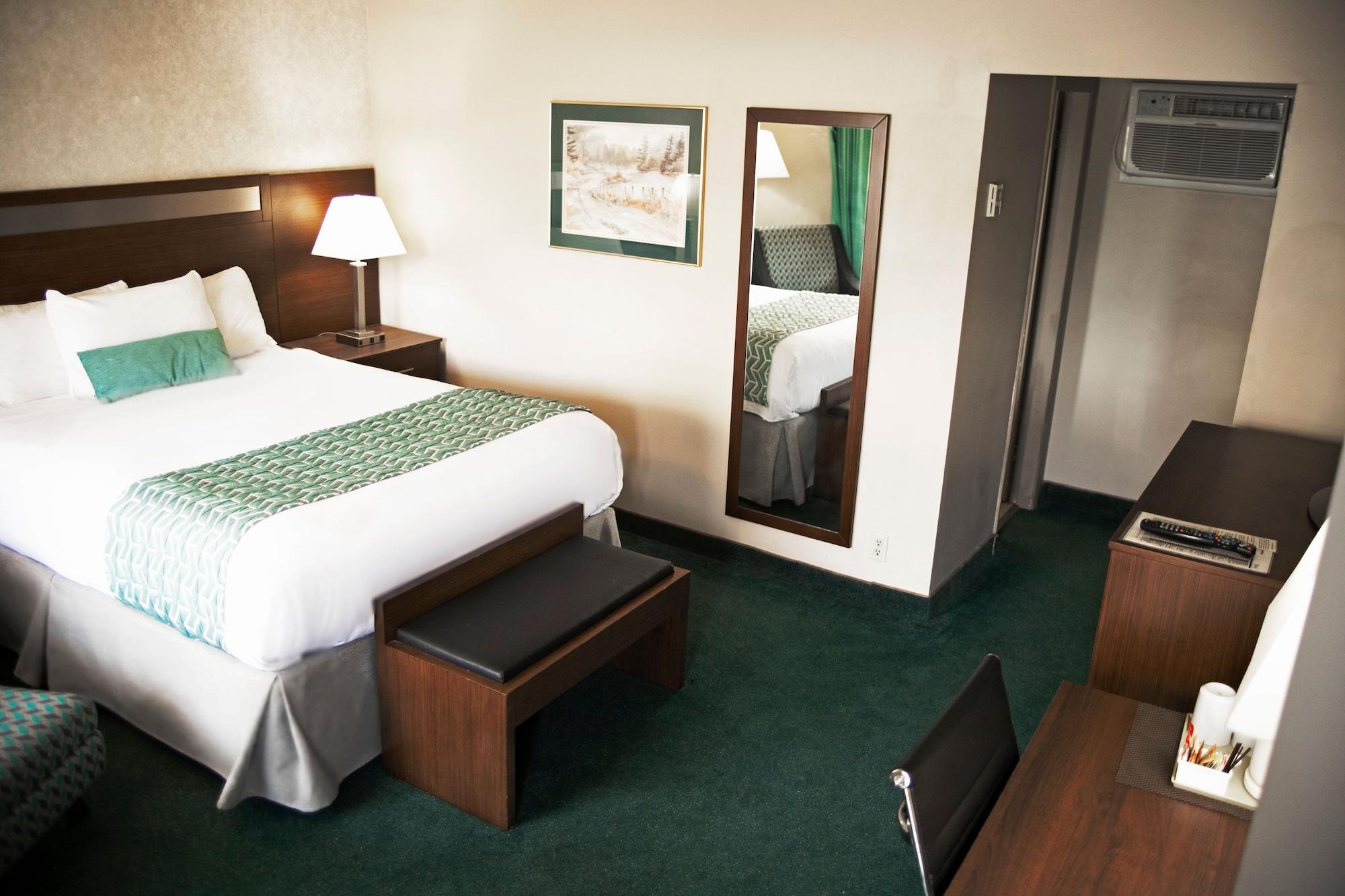 Ramada By Wyndham Hotel Кунел Екстериор снимка