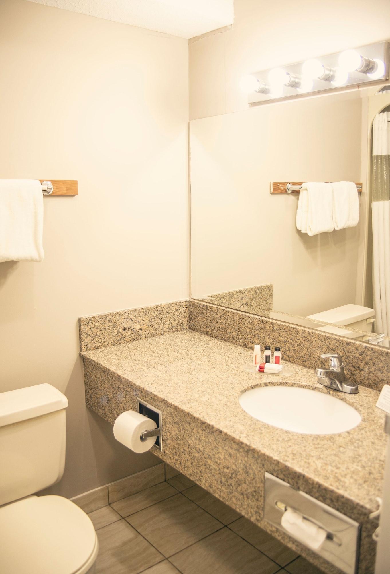Ramada By Wyndham Hotel Кунел Екстериор снимка