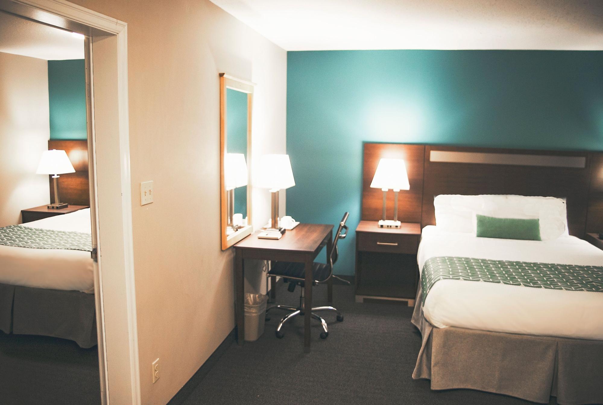 Ramada By Wyndham Hotel Кунел Екстериор снимка