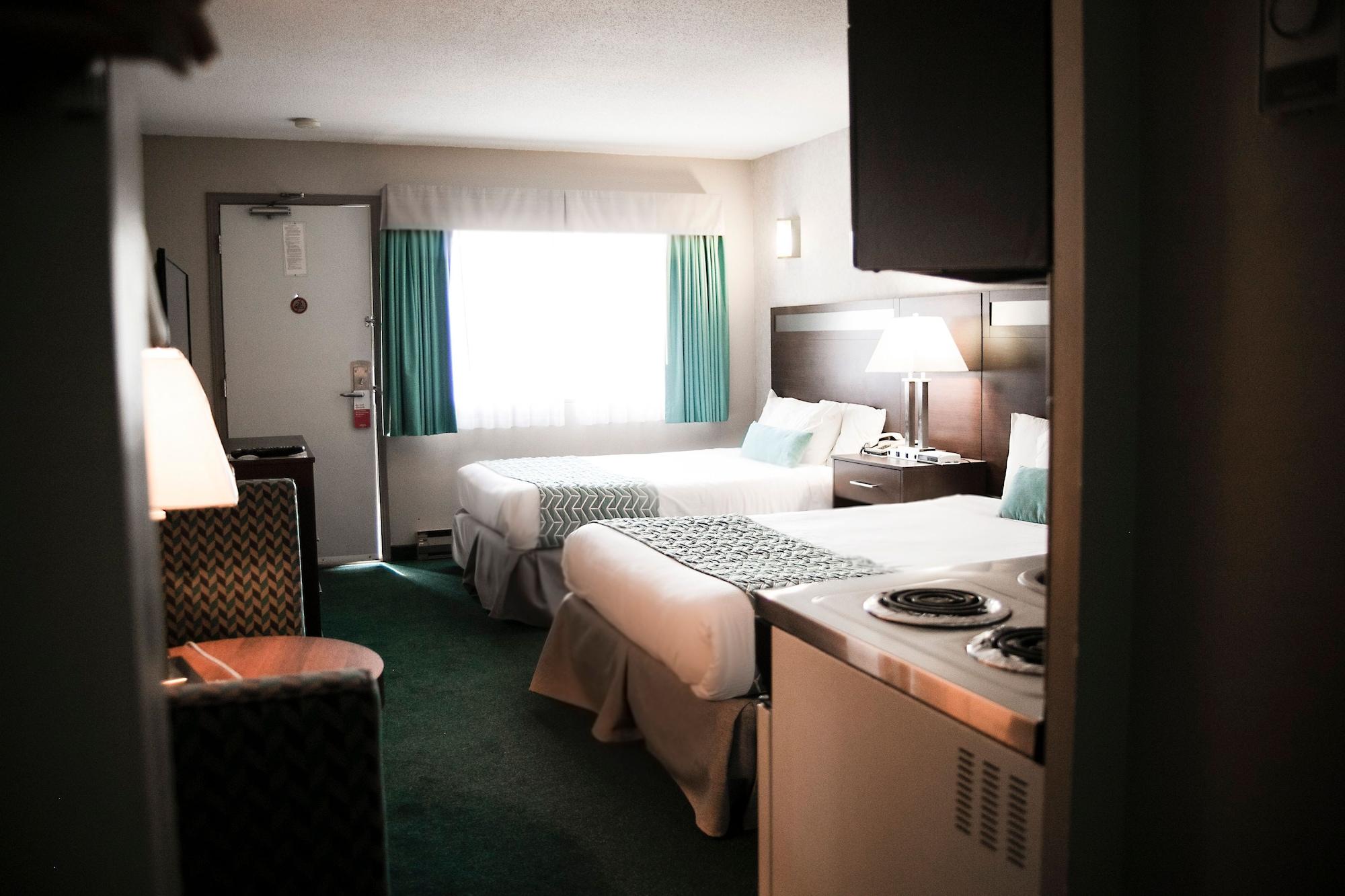 Ramada By Wyndham Hotel Кунел Екстериор снимка