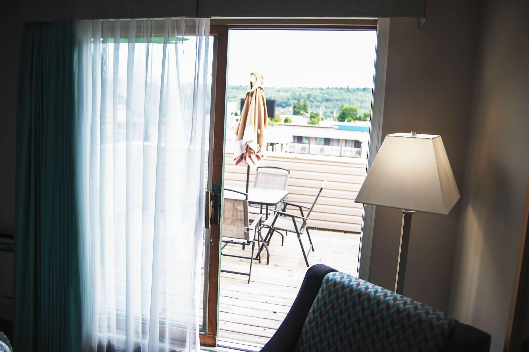 Ramada By Wyndham Hotel Кунел Екстериор снимка