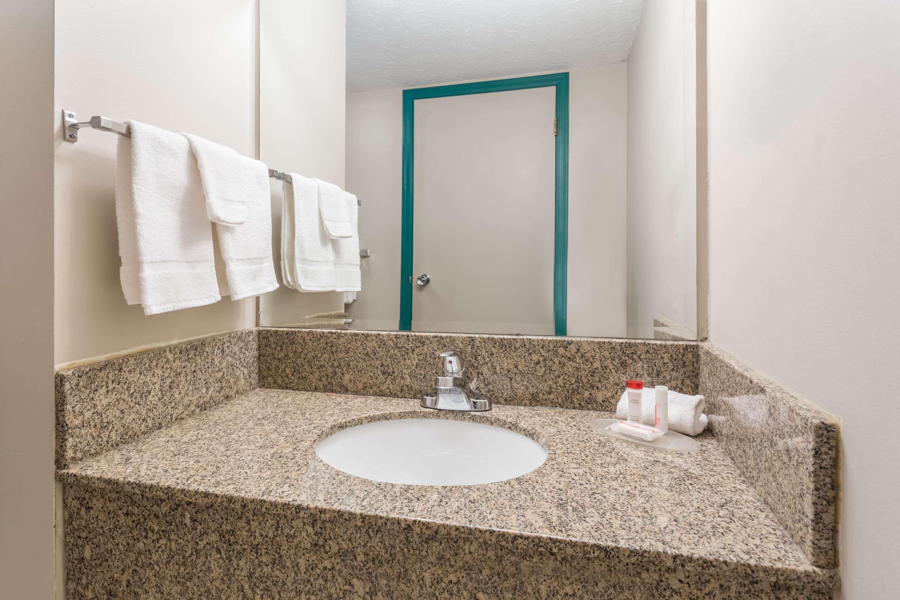 Ramada By Wyndham Hotel Кунел Екстериор снимка