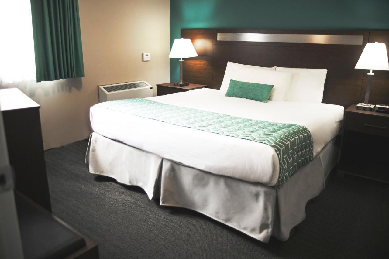 Ramada By Wyndham Hotel Кунел Екстериор снимка
