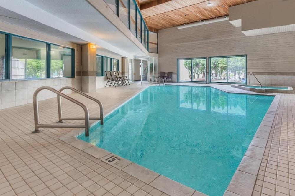 Ramada By Wyndham Hotel Кунел Екстериор снимка