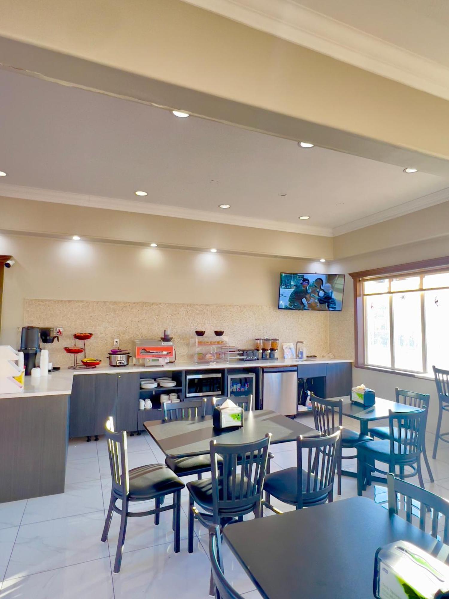 Ramada By Wyndham Hotel Кунел Екстериор снимка