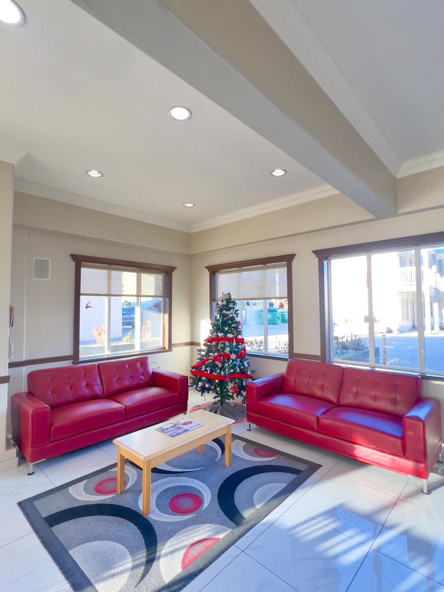 Ramada By Wyndham Hotel Кунел Екстериор снимка