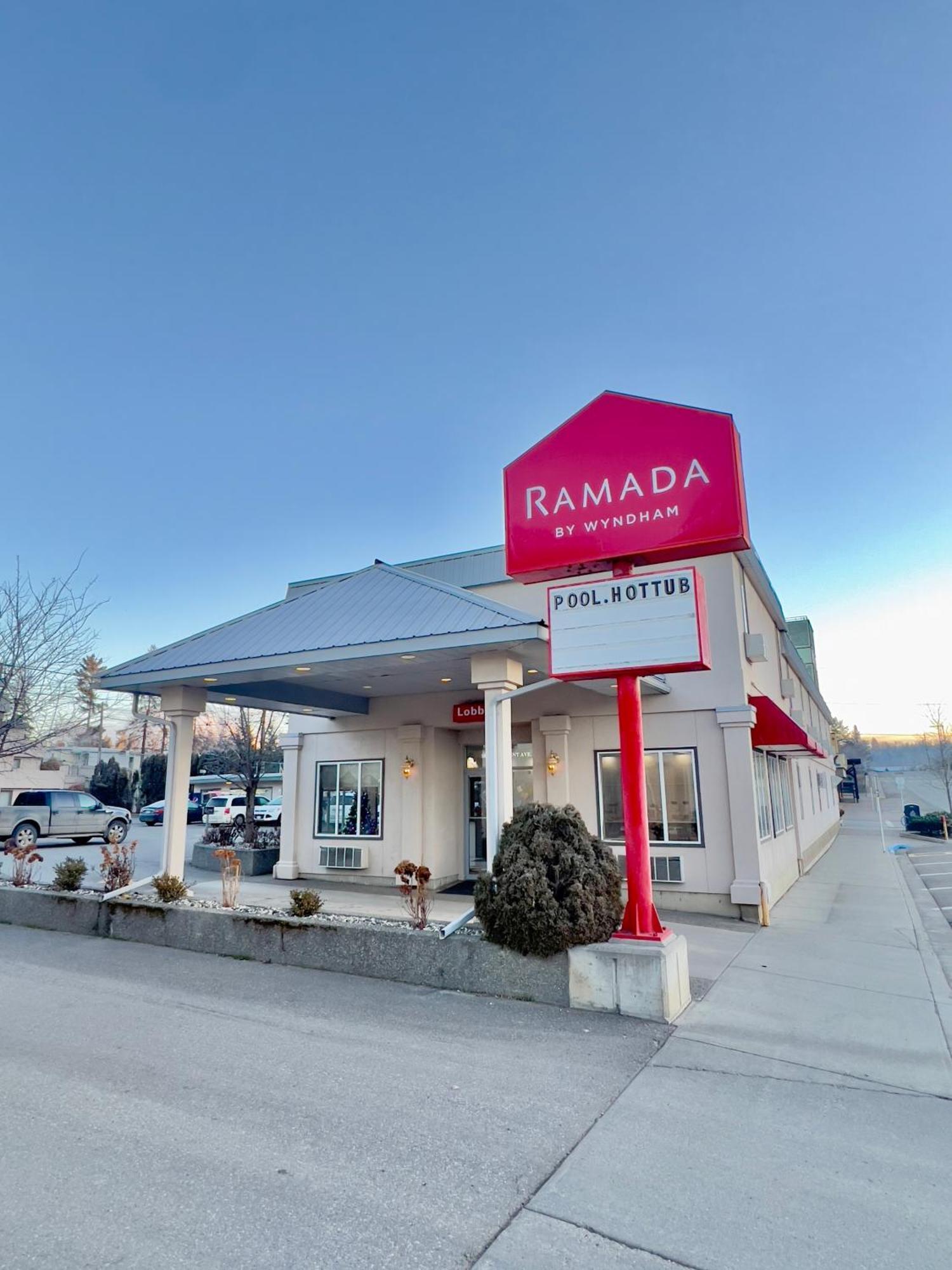 Ramada By Wyndham Hotel Кунел Екстериор снимка