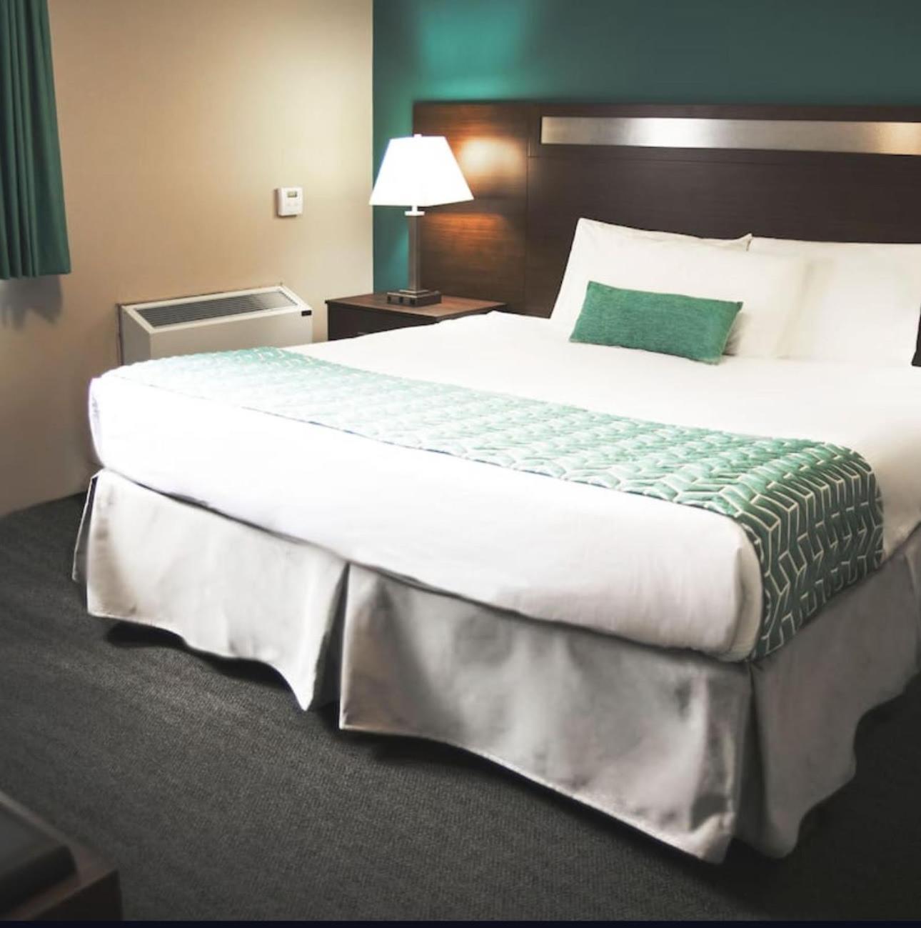 Ramada By Wyndham Hotel Кунел Екстериор снимка